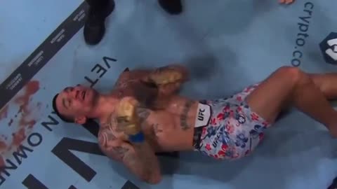 1.- El español Ilia Topuria acaba con Max Holloway por nocaut (KO)