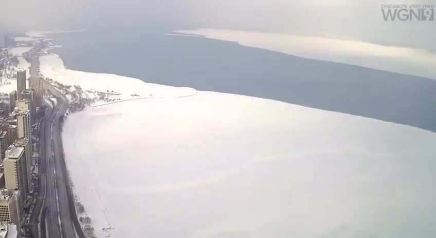 Un grosso pezzo di ghiaccio si rompe e viene separato dal lago Michigan.