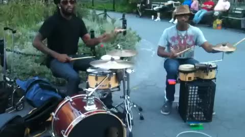 "Street Drummer Mastery – Unbelievable Beats on Buckets!" 🥁🔥