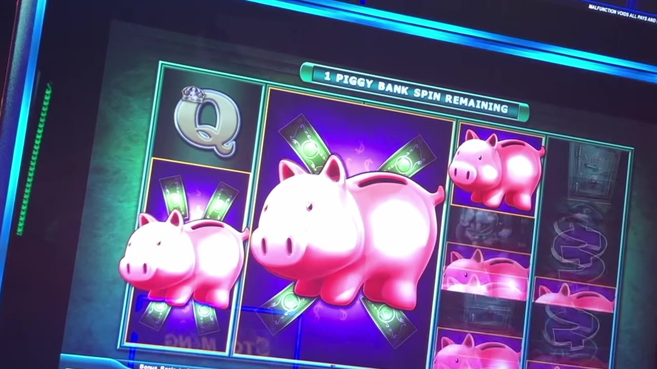 QUEEN OF PIGS!!! #slots #casino #slotmachine #slotwin #jackpot #bonusfeature #casinogame #gambling