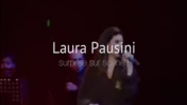 Laura Pausini _ sur scène, sa robe dévoile tout .