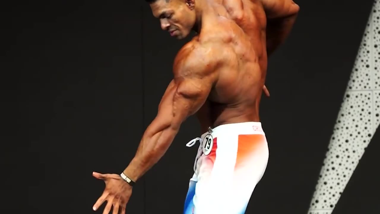 Men pshyic poseing bodybuilding