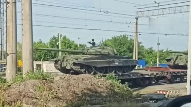 Z Uralu míří na Donbas tanky T - 80 a T - 62