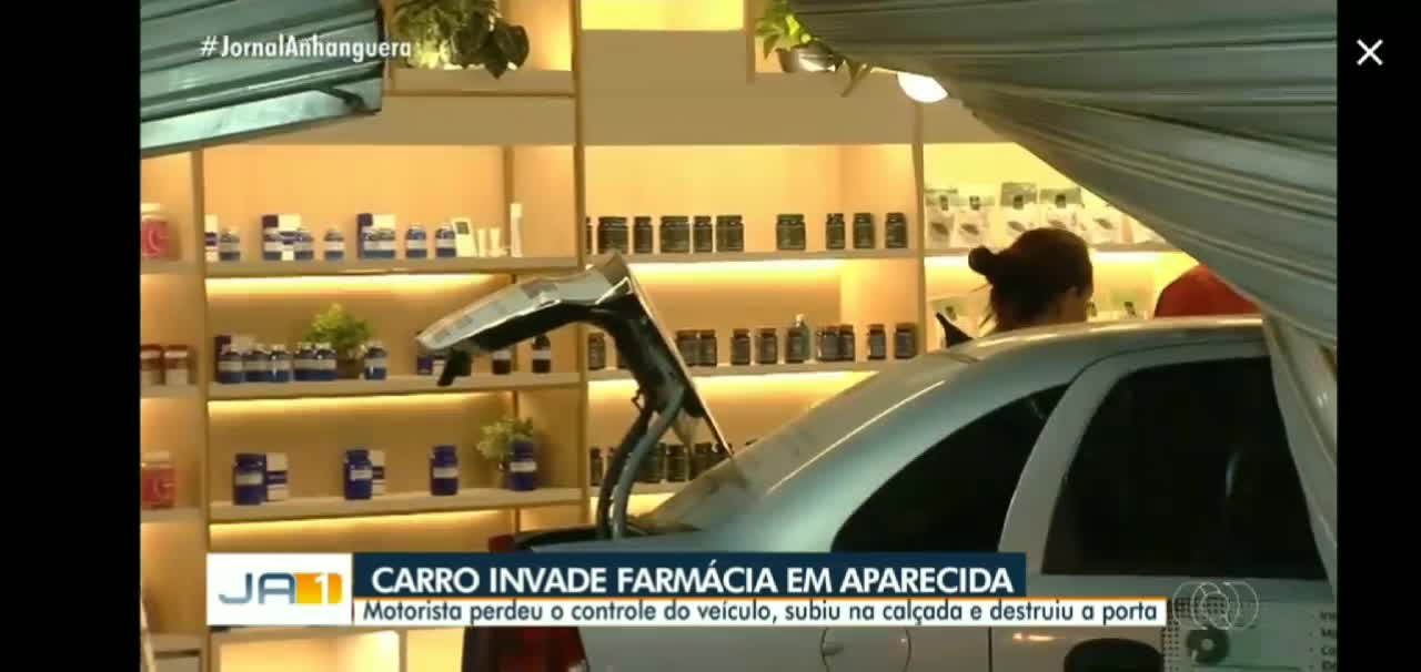 Motorista de 23 anos tem mal súbito ao volante e destrói farmácia.