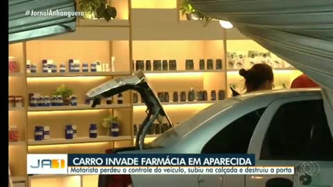 Motorista de 23 anos tem mal súbito ao volante e destrói farmácia.