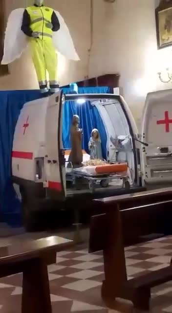 Presepe ambulanza in chiesa