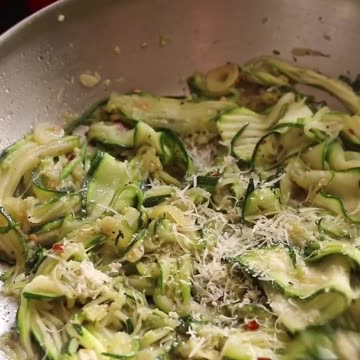 "Deliciously Light and Flavorful: A Veggie Lover's Guide to Zucchini Pasta Creations"