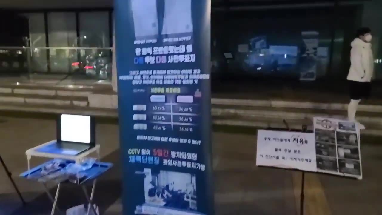 20201221_V3_S02(15BDo4_k83I)누가_ 암울한 분위기로 만들었나_ 하지만 애들에게는 기쁘게 해주려, 광화문에서