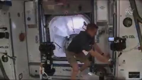 NASA faking antigravity on the ISS. CGI overlay errors.
