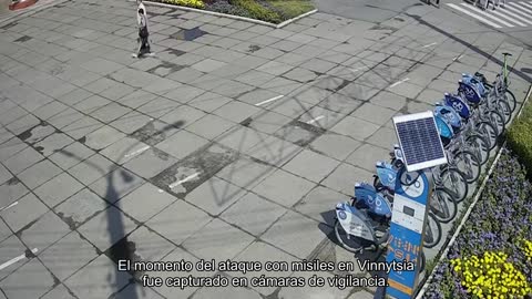 El momento del ataque con misiles en Vinnytsia fue capturado en cámaras de vigilancia.