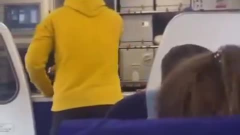 Hombre golpea al piloto de su avión