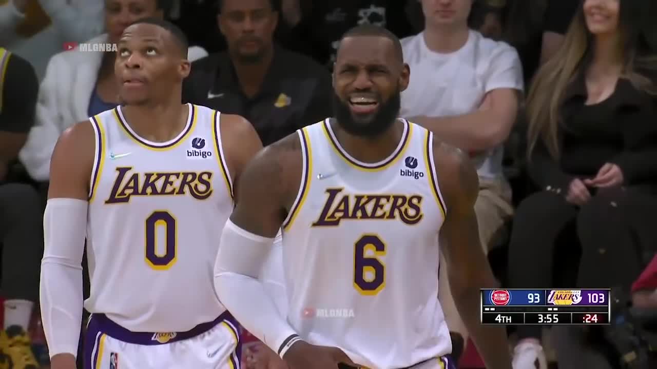 LeBron James looks like he might have re-aggravated his abdominal strain