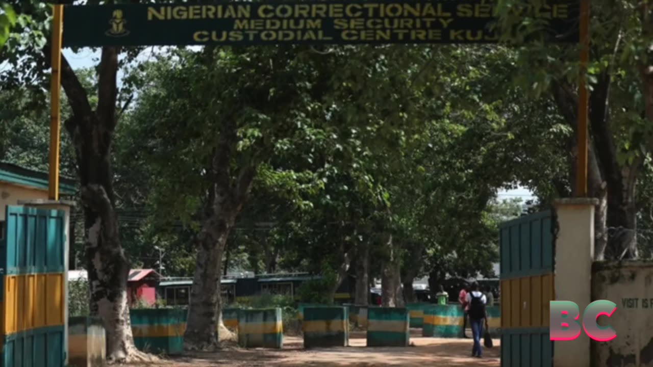 Nearly 300 prisoners escape Nigerian prison after floods