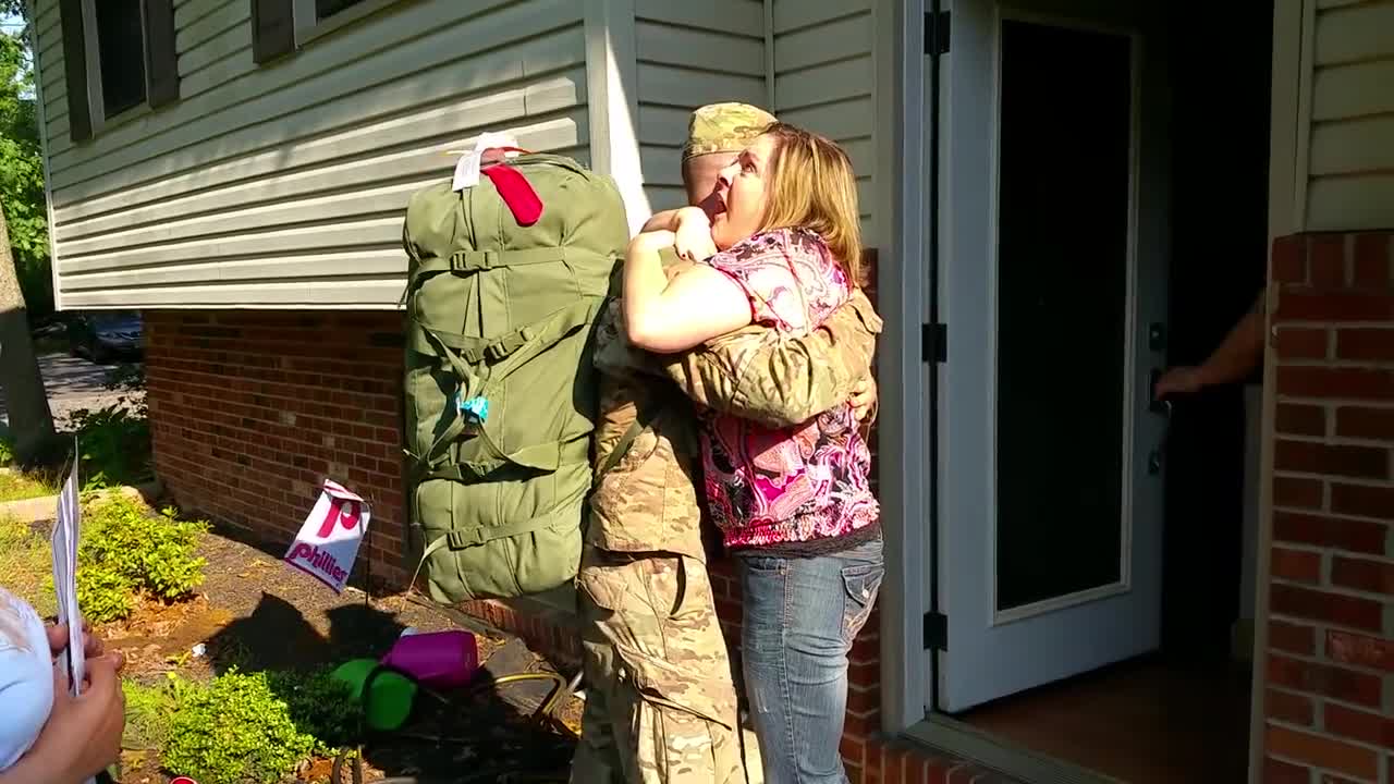 Soldier surprise to his mom at home