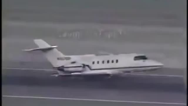 Pilot successfully landed jet without landing gear.