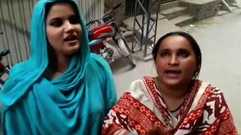 Indian beggar GiRL singing Justin Biber song