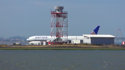 Two Planes Land Extremely Close Together