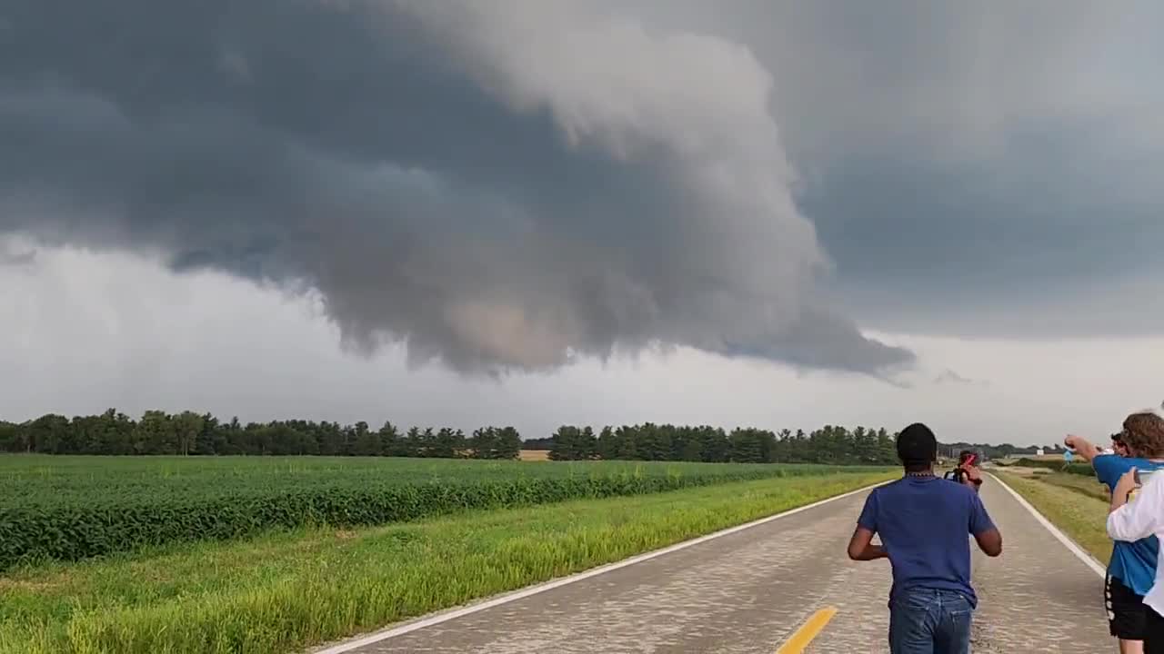 Rapidly rotating wall cloud by Chatsworth, Illinois