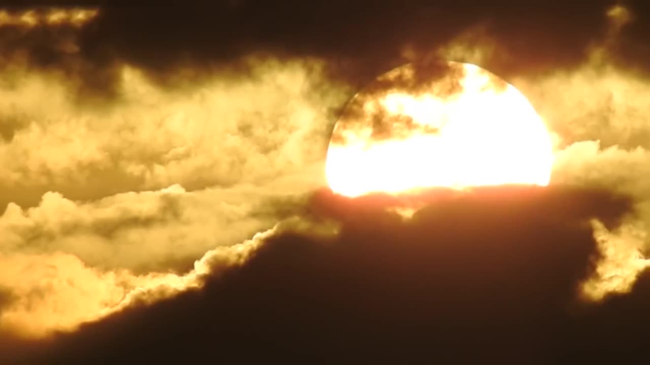 太陽在雲層當中