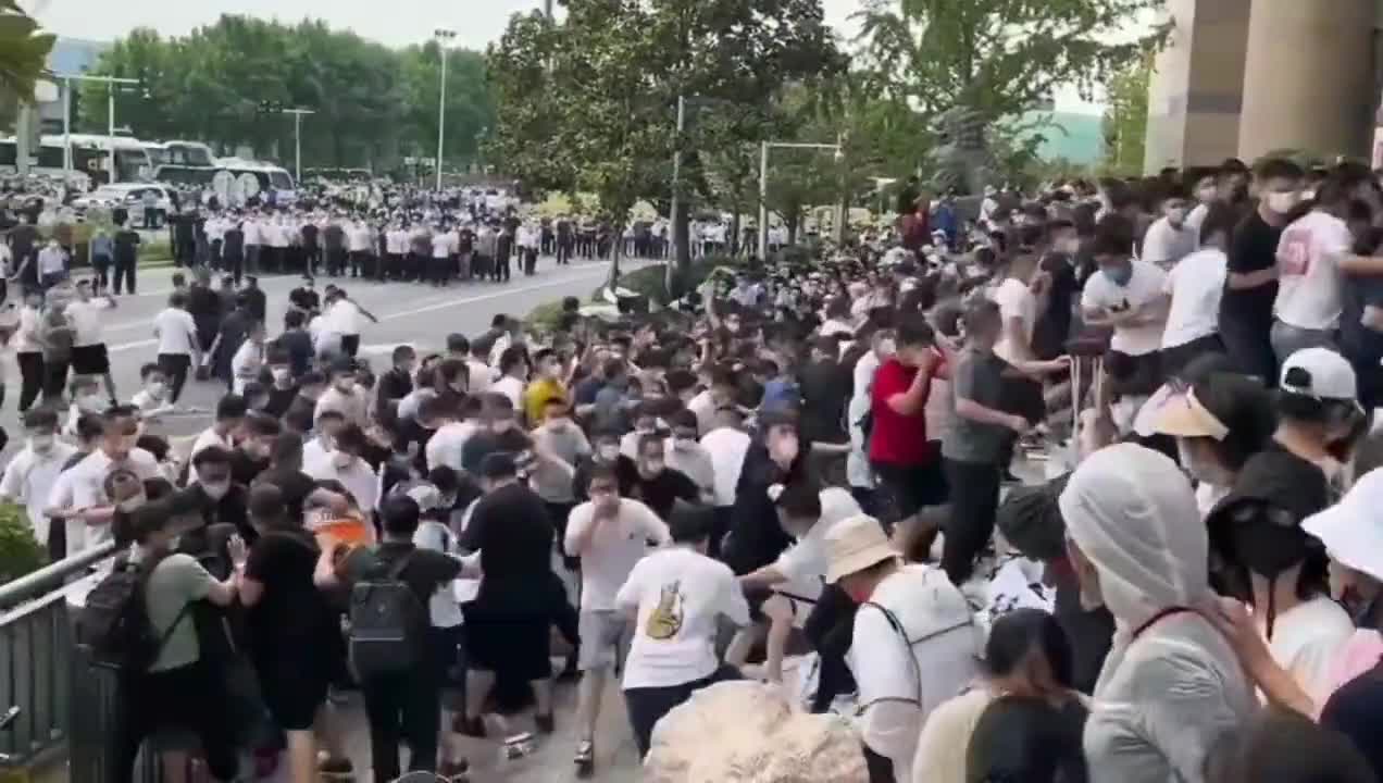 Chinese people tried to storm a bank in Zhengzhou today in a case that has drawn attention