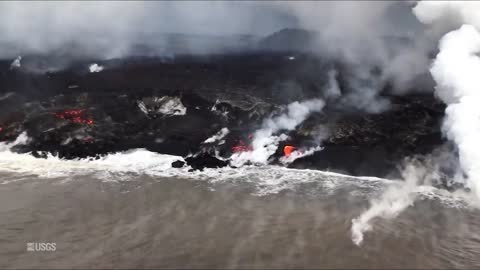 Rijeka lave na Havajima se ulijeva u ocean