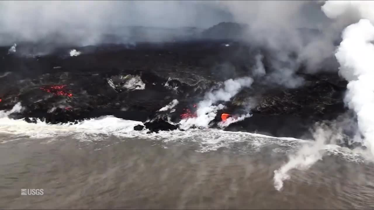 Rijeka lave na Havajima se ulijeva u ocean