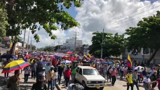 Más de 10 mil personas participan en la marcha.