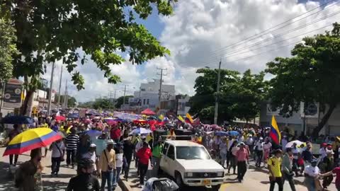 Más de 10 mil personas participan en la marcha.