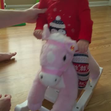 Beba grita de emoción por montar un poni