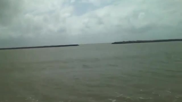 Filmando a costa do mar, dá pra ver prédios e pedras no meio do oceano [Nature & Animals]