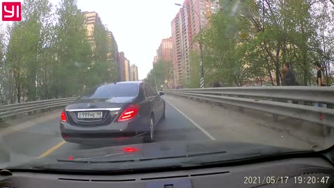 Porsche driver stops naughty Mercedes: Dash cam