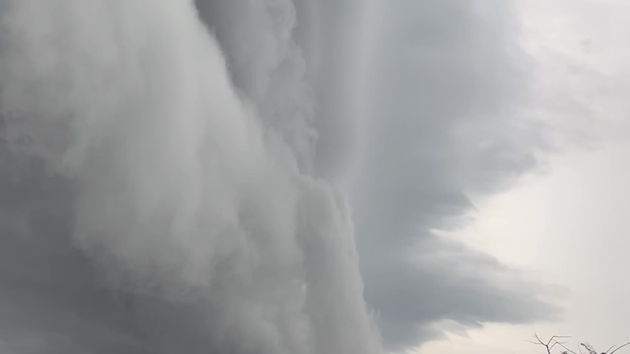 Massive Shelf Cloud Rolls In Over Monroe, LA