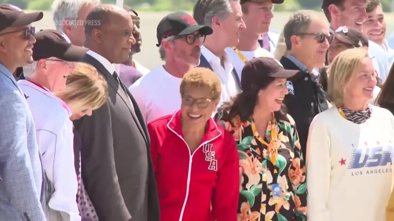 Olympic flag returns to Los Angeles for first time in 40 years.mp4