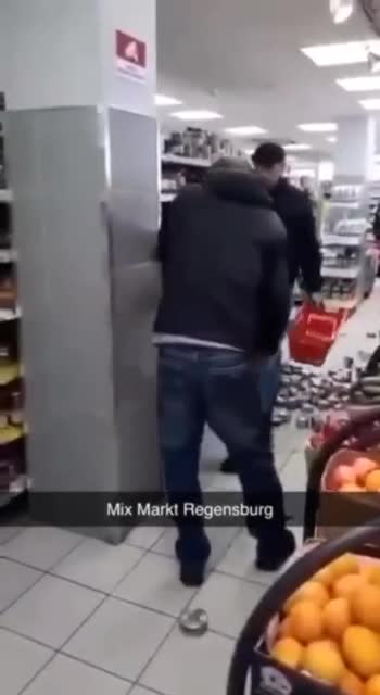 After a man attacked a Russian mix market in Regensburg, two Russians took care of it.