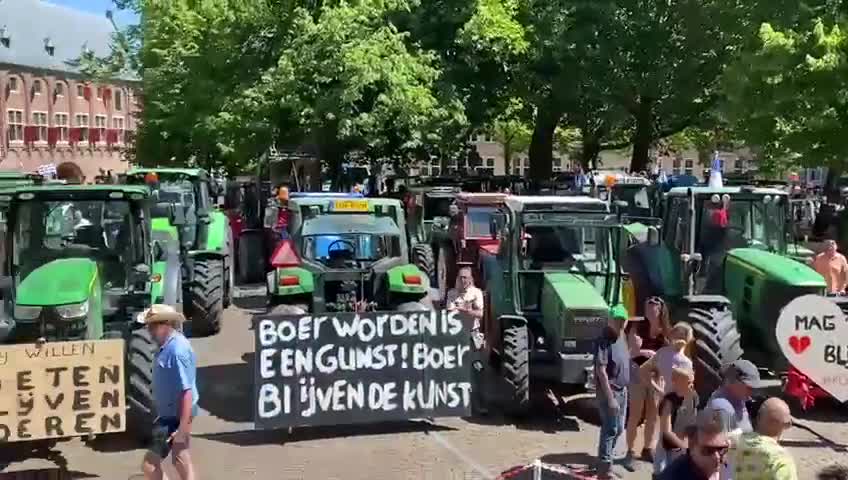 Farmers protesting at the Provincial House in Middelburg - breaking