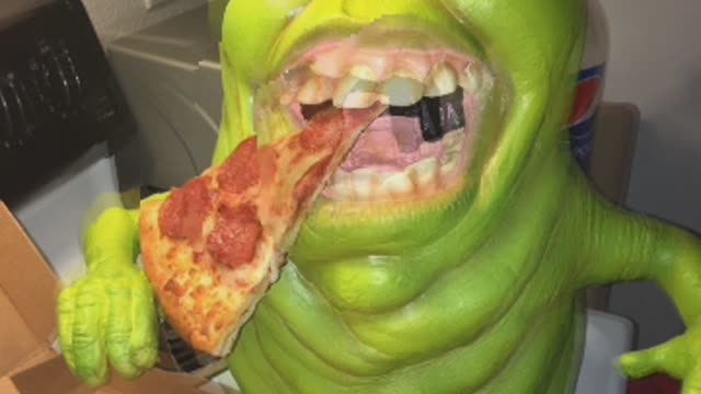 Slimer prop Loves Pizza