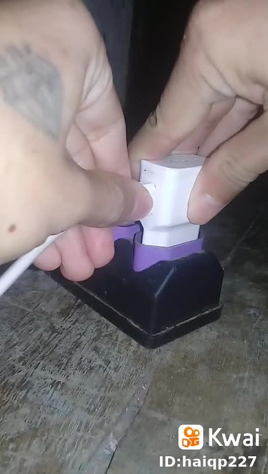 ligando o carregador na tomada sem fio