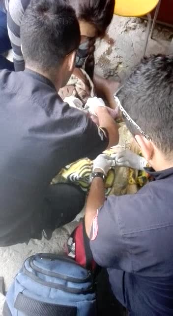 En video: Mujer dio a luz en plena calle de Bucaramanga