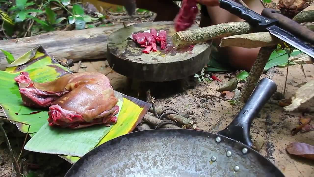 Try Papaya Lamb Soup Recipe Eating So Delicious - Cooking Lamb Meat Carrot Soup in Jungle