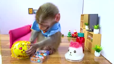 BABY MONKEY BRUSHES TEETH IN THE BATHROOM THEN DOING THE SHOPPING IN EGGS TOY STORE