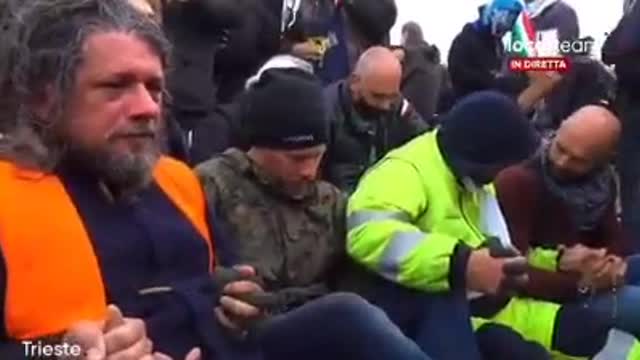 Scene commoventi e di grande valore spirituale al Porto di Trieste