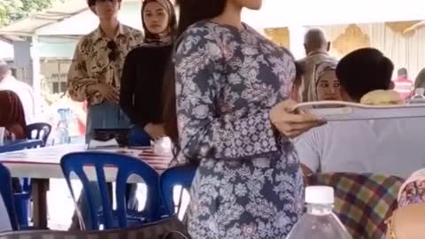 sempat gelek lagi. tercekik pakcik2 tengah makan