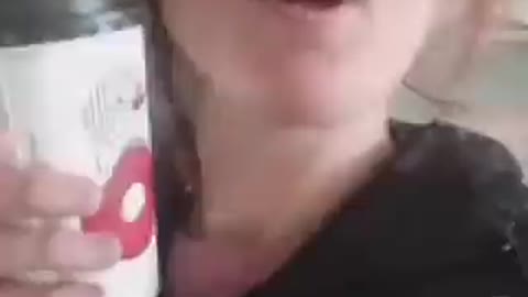 Influencer is blij met haar coronavaccinatie