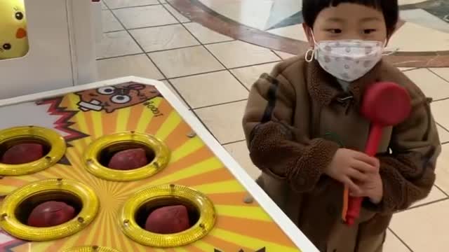 A fun video of a Korean kid playing mole games. Mole, don't come up.