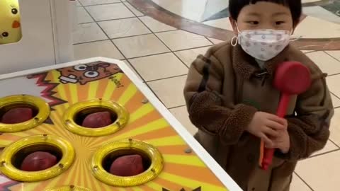 A fun video of a Korean kid playing mole games. Mole, don't come up.