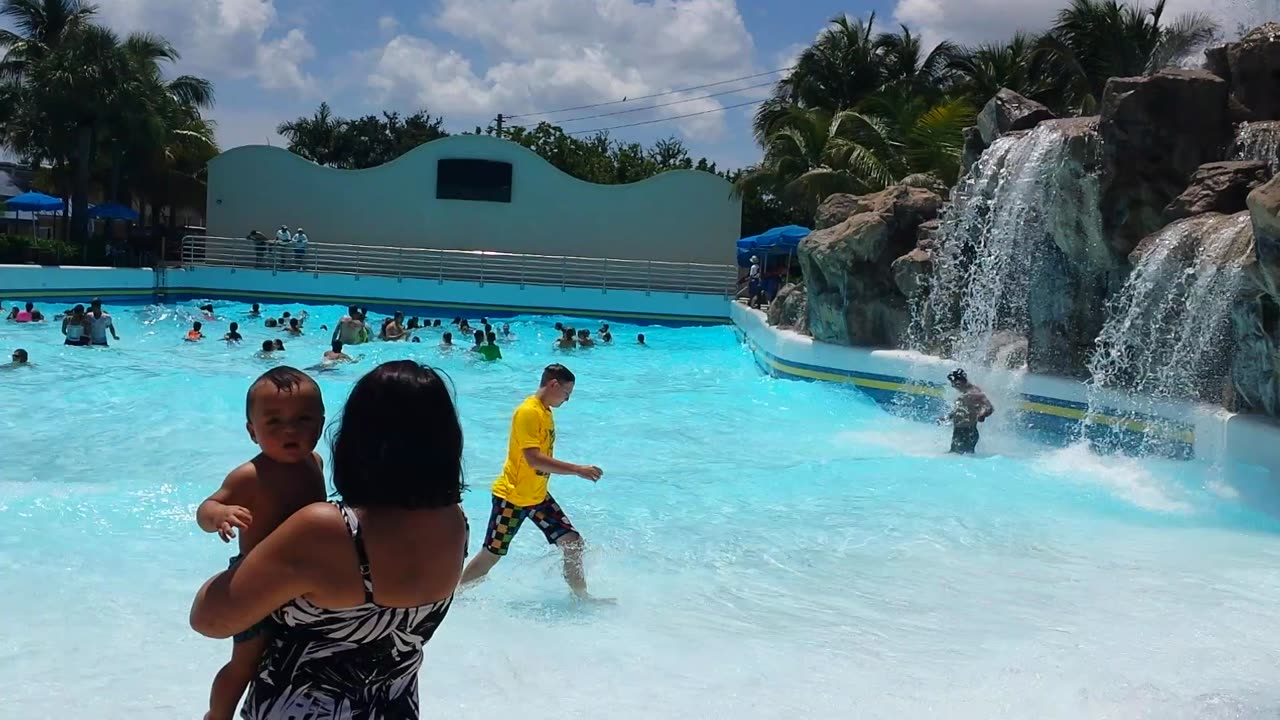 Parque de agua en West Palm Beach. Bañandonos en la Inmensa Piscina