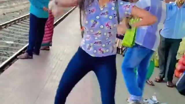 Girl Dances To Saat Samundar Paar On Railway Platform