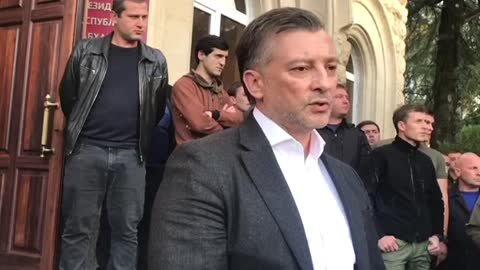 Виталий Габния рассказал собравшиеся об итогах встречи с Асланом Бжания