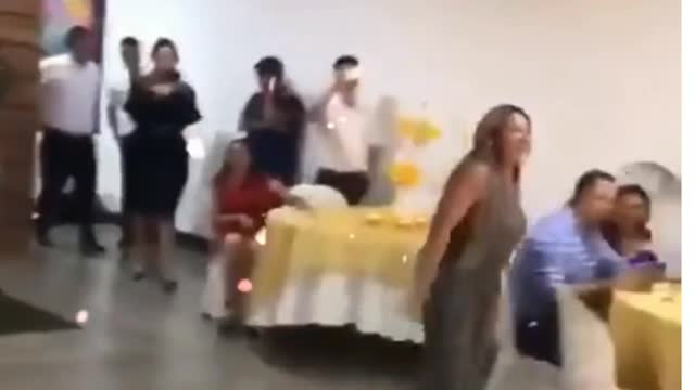 A OUTRA APARECE NO CASAMENTO