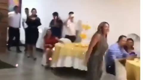 A OUTRA APARECE NO CASAMENTO